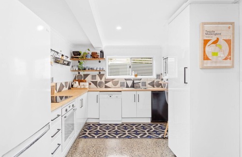 Lammermoor House | Cooee Bay Beach House Sleeps 10 walk to beach -Yeppoon