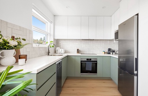 Randwick Apartment | Coogee OCEAN VIEW, Stylish Newly Renovated Apt - walk to beach, hospital & Uni
