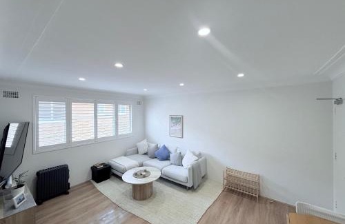 Coogee House | Coogee Sunrise shared Apt with Parking & Work Desk