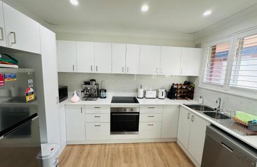Coogee House | Coogee Sunrise shared Apt with Parking & Work Desk