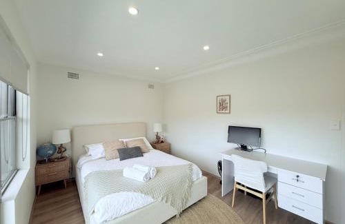 Coogee House | Coogee Sunrise shared Apt with Parking, Balcony & Work Desk