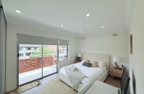 Coogee House | Coogee Sunrise shared Apt with Parking, Balcony & Work Desk