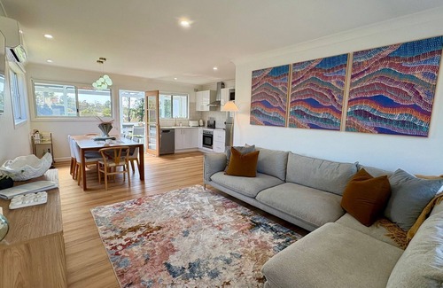 Sanctuary Point House | Cooinda on the Green - Your Happy Place! Golf Course Retreat with Kangaroo Views