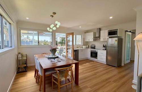 Sanctuary Point House | Cooinda on the Green - Your Happy Place! Golf Course Retreat with Kangaroo Views