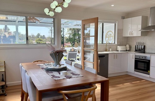 Sanctuary Point House | Cooinda on the Green - Your Happy Place! Golf Course Retreat with Kangaroo Views