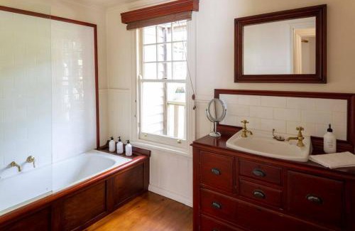 Lauriston House | COOKS HOUSE - 4 BEDROOM WEATHERBOARD IN LAURISTON