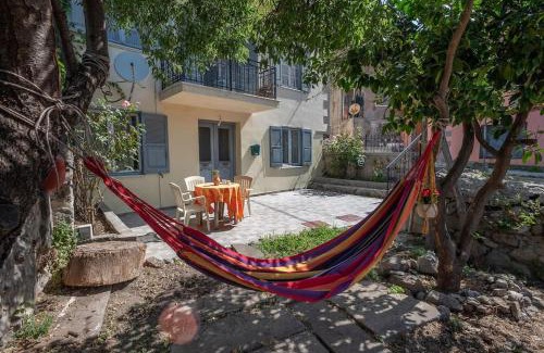 Myrina Apartment | Cool and cozzy apartment 15 mins from the seaside
