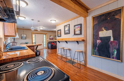 Fayetteville Cabin | Cool cabin in Fayetteville 1 mile from downtown, Hot Tub