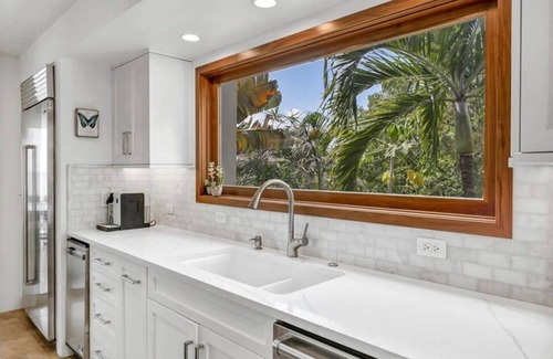 Hart Bay Villa | Cool Change Villa- Luxury Villa with Lush Landscaping & updated/modern amenities