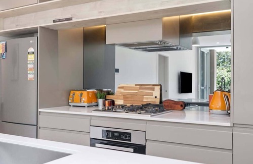 Gosford Apartment | Cool Coastal Pad with Panoramic Water Views