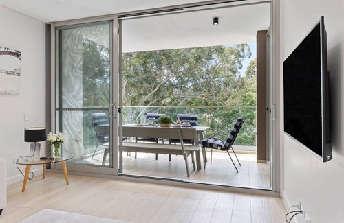 Gosford Apartment | Cool Coastal Pad with Panoramic Water Views