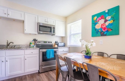 Durham Apartment | ★Cool Crib ★ King Bed ★ Long Term Stays ★ Duke★