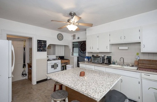 Edgewater Apartment | Cool Getaway ★ Hip Area ★ Near Downtown & Edgewater Beach ★ Century Home