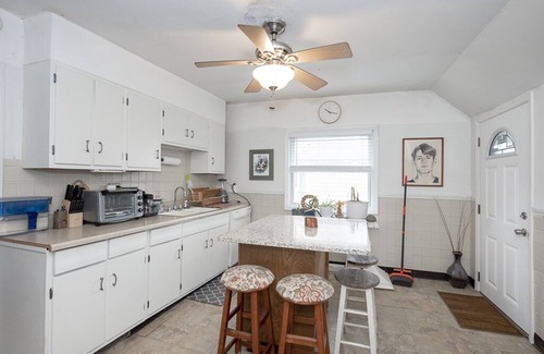 Edgewater Apartment | Cool Getaway ★ Hip Area ★ Near Downtown & Edgewater Beach ★ Century Home