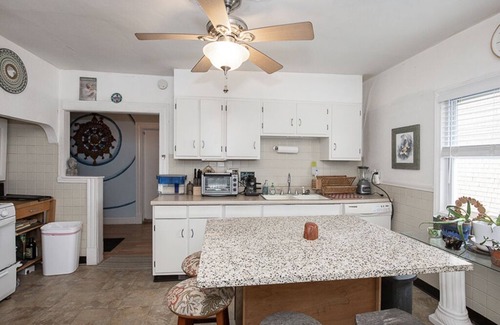 Edgewater Apartment | Cool Getaway ★ Hip Area ★ Near Downtown & Edgewater Beach ★ Century Home
