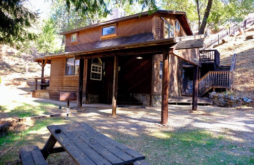 Midpines House | Cool Hippie House off Highway 140 and 27 miles from Yosemite Valley