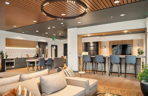 Totem Lake Apartment | Cool Kirkland 1BR w/Gym, Lounge, Balcony, A/C & W/D, by Blueground