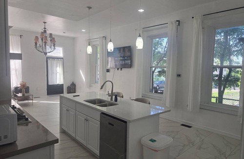 Mount Auburn Apartment | Cool luxury apartment with parking in vibrant Cincinnati Downtown