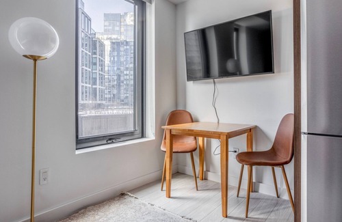 Seaport District Apartment | Cool Seaport Studio w/Fitness, close to Shopping & Dining, by Blueground