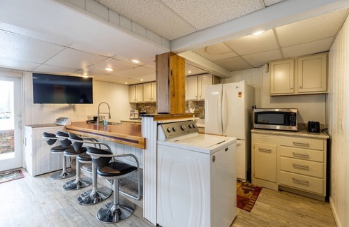 Arnold Apartment | Cool Spring waterfront apartment with pier mins to Annapolis