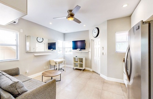 Hollywood House | Cool Tide at Art Deco Beach Bungalows | 1 Block to Hollywood Beach Broadwalk