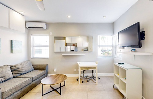 Hollywood House | Cool Tide at Art Deco Beach Bungalows | 1 Block to Hollywood Beach Broadwalk
