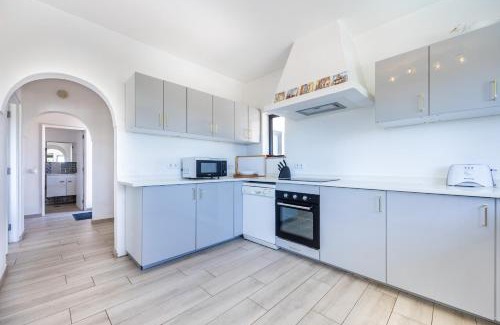 Luz House | CoolHouses Algarve, Luz, 3 Bed villa, 1 bed studio, heated pool & jacuzzi, sea views, Casa Pequena