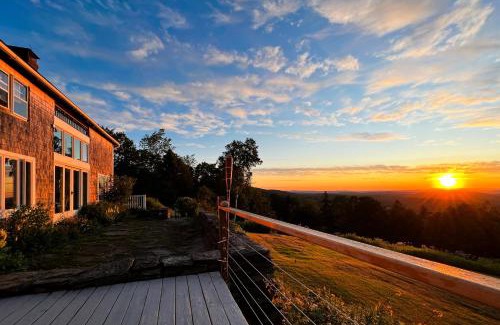 West Dover House | Cooper Hill Hideout