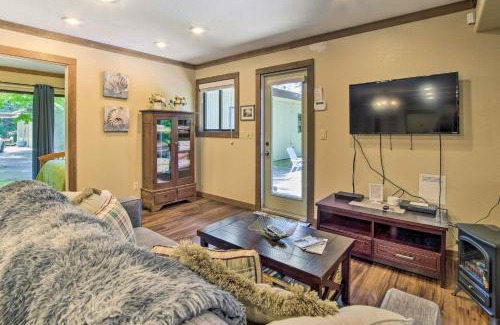 Coos Bay House | Coos Bay Cottage with Fireplace and BBQ Patio!