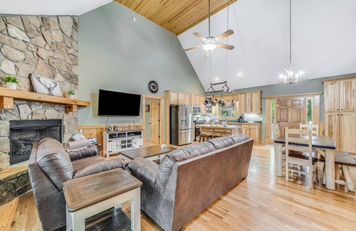 Ellijay Cabin | Coosawattee Cabin - pool, gym & tennis - fireplace, fire pit & central AC