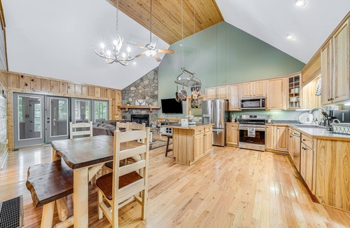 Ellijay Cabin | Coosawattee Cabin - pool, gym & tennis - fireplace, fire pit & central AC