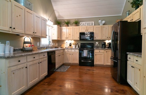 Ellijay Cabin | Coosawattee Craftsman -2 King Beds, Pool Table, Fire Pit, Arcade, Resort Amenity