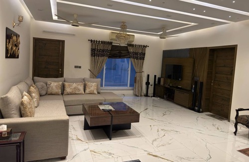 Islamabad Villa | Coozy corner in the centre of city 7 mints drive to airport motorway feels like.