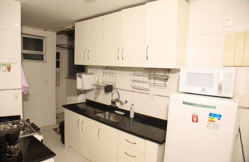 Copacabana Apartment | Copacabana, beach & metro steps away – Apt for 6