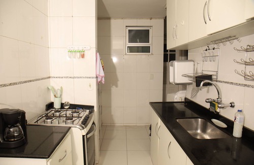 Copacabana Apartment | Copacabana, beach & metro steps away – Apt for 6