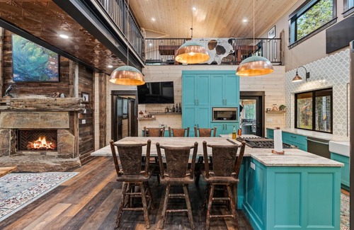 Island Park House | Copper Cowboy |Luxury Lodge w/Private Dock Access
