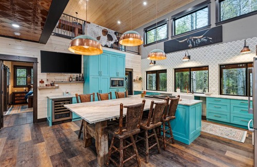 Island Park House | Copper Cowboy |Luxury Lodge w/Private Dock Access