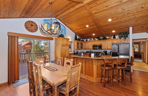Castle Glen Estates Cabin | Copper Moose Lodge by Destination Big Bear : Castle Glen Estates! Hot Tub! Game Room with Pool Table! EV Charger!