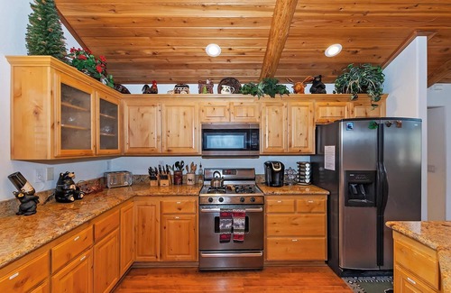 Castle Glen Estates Cabin | Copper Moose Lodge by Destination Big Bear : Castle Glen Estates! Hot Tub! Game Room with Pool Table! EV Charger!