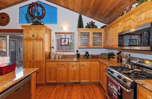 Castle Glen Estates Cabin | Copper Moose Lodge by Destination Big Bear : Castle Glen Estates! Hot Tub! Game Room with Pool Table! EV Charger!