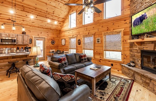 Gatlinburg - Pigeon Forge Cabin | Copper Top Cabin - 2 KING BEDS - HOT TUB - Book for the Fall Colors