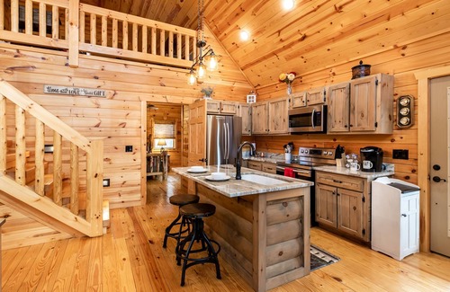Gatlinburg - Pigeon Forge Cabin | Copper Top Cabin - 2 KING BEDS - HOT TUB - Book for the Fall Colors