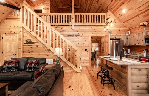Gatlinburg - Pigeon Forge Cabin | Copper Top Cabin - 2 KING BEDS - HOT TUB - Book for the Fall Colors