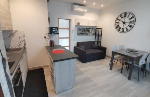 Riou - Petit Juas - Av de Grasse Apartment | Coquet 2 pièces entièrement rénové et climatisé