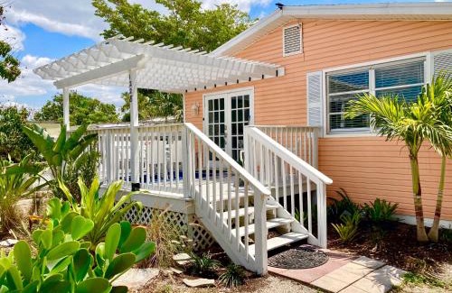 Central Naples Apartment | Coral Cottage Retreat