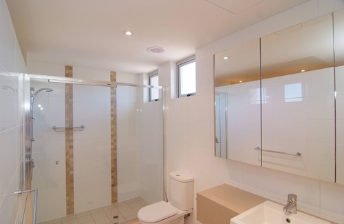 Bowen Hotel | Coral Cove Apartments