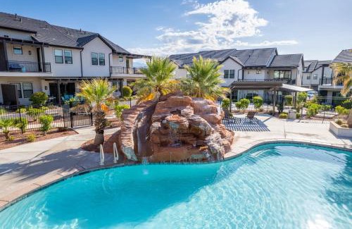 Santa Clara House | Coral Paradise - Community Pool