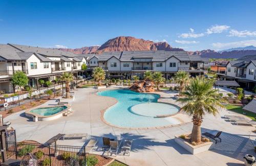 Santa Clara House | Coral Paradise - Community Pool