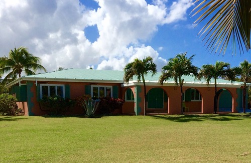 Judith's Fancy House | Coral Reef Beach House - Relax or Dive in Paradise, great central location