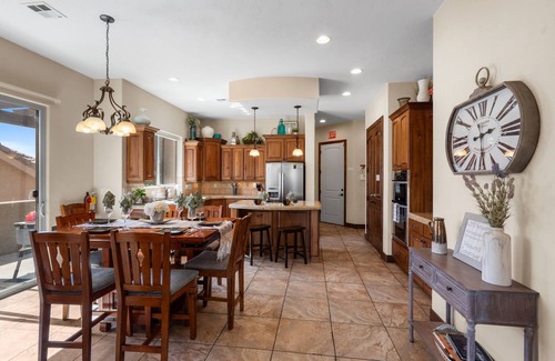 Washington House | Coral Ridge 1924 | Dog Friendly with a Private Hot Tub & Beautiful Community Pools!